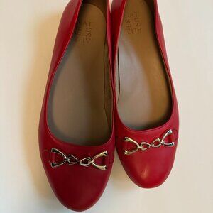 Women's flat dress show.Naturalizer.  Red size 10.5 Wide